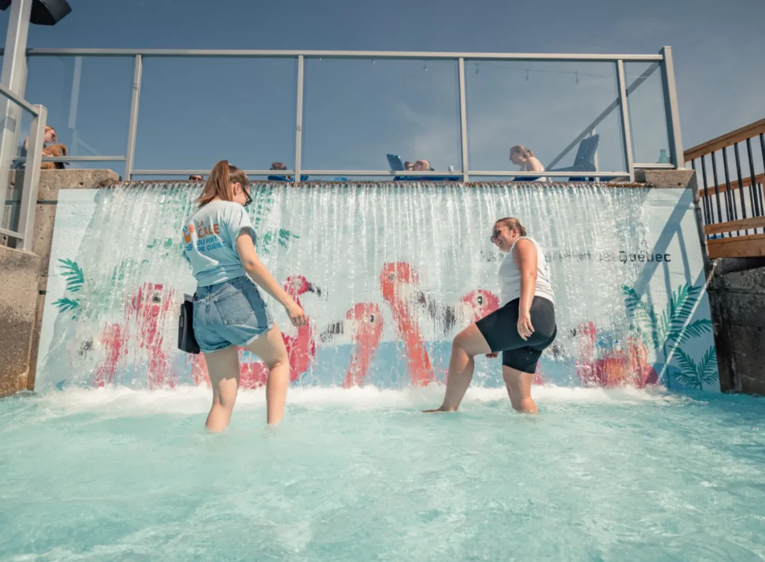 Image de deux personnes qui jouent dans l'eau